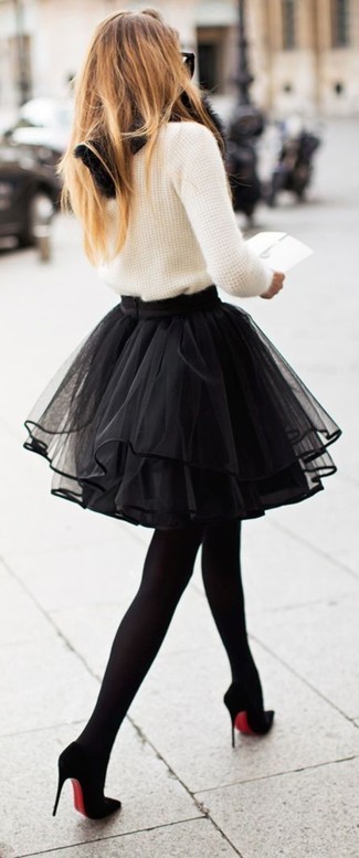 Schwarze Wollstrumpfhose kombinieren – 311 Damen Outfits: Probieren Sie die Kombination aus einem weißen Mohair Pullover mit einem Rundhalsausschnitt und einer schwarzen Wollstrumpfhose, um ein entspanntes Outfit zu zaubern. Komplettieren Sie Ihr Outfit mit schwarzen Wildleder Pumps.