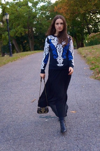 weißer und dunkelblauer bestickter Pullover mit einem Rundhalsausschnitt, schwarzer Falten Maxirock, schwarze Leder Stiefeletten, schwarze beschlagene Leder Umhängetasche für Damen