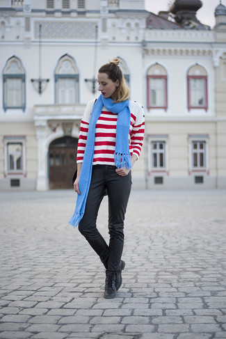 weißer und roter horizontal gestreifter Pullover mit einem Rundhalsausschnitt, schwarze enge Hose aus Leder, schwarze Schnürstiefeletten aus Leder, blauer Strick Schal für Damen