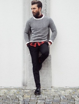 weißer und schwarzer Chevron Pullover mit einem Rundhalsausschnitt, rotes Langarmhemd mit Schottenmuster, schwarze enge Jeans, schwarze Leder Derby Schuhe für Herren