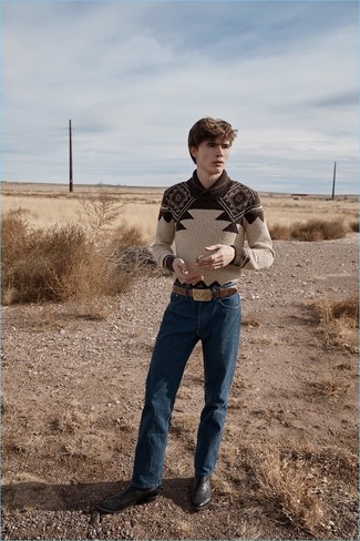 Braunen Pullover mit einem Schalkragen kombinieren – 13 Herren Outfits: Paaren Sie einen braunen Pullover mit einem Schalkragen mit dunkelblauen Jeans für ein bequemes Outfit, das außerdem gut zusammen passt. Fühlen Sie sich mutig? Entscheiden Sie sich für dunkelbraunen Cowboystiefel aus Leder.