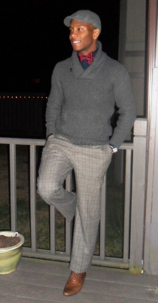 Grauen Pullover mit einem Schalkragen kombinieren – 25 Herren Outfits: Erwägen Sie das Tragen von einem grauen Pullover mit einem Schalkragen und einer grauen Anzughose mit Schottenmuster für einen stilvollen, eleganten Look. Dieses Outfit passt hervorragend zusammen mit braunen Leder Derby Schuhen.