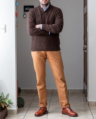 Rotbraune Chinohose kombinieren – 500+ Herren Outfits: Kombinieren Sie einen dunkelbraunen Pullover mit einem Schalkragen mit einer rotbraunen Chinohose, um einen modischen Freizeitlook zu kreieren. Setzen Sie bei den Schuhen auf die klassische Variante mit rotbraunen Brogue Stiefeln aus Leder.