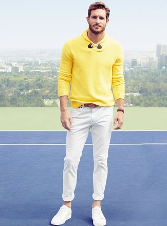 30 Jährige: Weiße Leinenschuhe kombinieren – 59 Herren Outfits warm Wetter: Kombinieren Sie einen gelben Pullover mit einem Schalkragen mit weißen engen Jeans, um mühelos alles zu meistern, was auch immer der Tag bringen mag. Weiße Leinenschuhe sind eine großartige Wahl, um dieses Outfit zu vervollständigen.