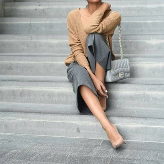 Hellbeige Pullover mit einem V-Ausschnitt kombinieren – 26 Damen Outfits: Trendige Versionen eines hellbeige Pullovers mit einem V-Ausschnitt und eines grauen Hosenrockes geben Ihnen die Möglichkeit, Ihren Freizeit-Look immer wieder neu zu definieren. Vervollständigen Sie Ihr Look mit hellbeige Leder Pumps.