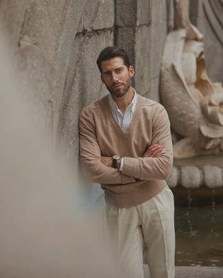 Beige Pullover mit einem V-Ausschnitt kombinieren – 104 Herren Outfits: Tragen Sie einen beige Pullover mit einem V-Ausschnitt und eine hellbeige Chinohose für ein bequemes Outfit, das außerdem gut zusammen passt.