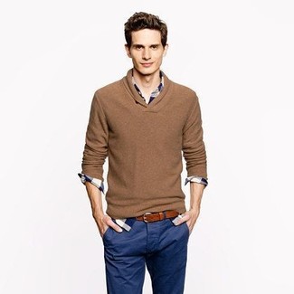 brauner Pullover mit einem V-Ausschnitt, weißes und dunkelblaues Langarmhemd mit Schottenmuster, dunkelblaue Chinohose, brauner Ledergürtel für Herren
