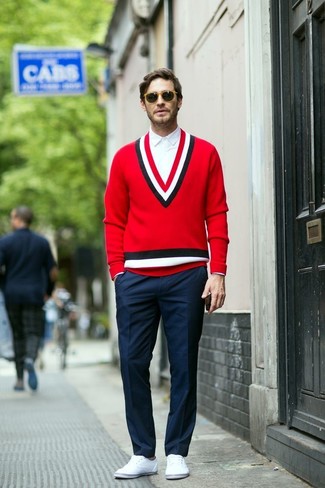 roter Pullover mit einem V-Ausschnitt von Calvin Klein