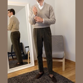 Beige Pullover mit einem V-Ausschnitt kombinieren – 104 Herren Outfits: Machen Sie sich mit einem beige Pullover mit einem V-Ausschnitt und einer olivgrünen Anzughose einen verfeinerten, eleganten Stil zu Nutze. Dunkelbraune Wildleder Slipper sind eine perfekte Wahl, um dieses Outfit zu vervollständigen.