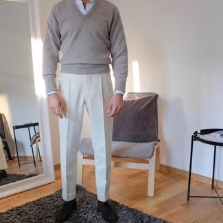 Grauen Pullover mit einem V-Ausschnitt kombinieren – 154 Herren Outfits: Entscheiden Sie sich für einen grauen Pullover mit einem V-Ausschnitt und eine weiße Anzughose für einen stilvollen, eleganten Look. Ergänzen Sie Ihr Look mit dunkelbraunen Wildleder Slippern.