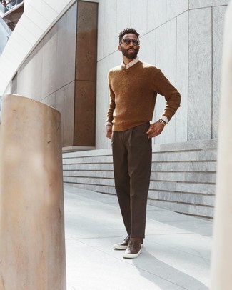 Braunen Pullover mit einem V-Ausschnitt kombinieren – 67 Herren Outfits: Kombinieren Sie einen braunen Pullover mit einem V-Ausschnitt mit einer dunkelbraunen Anzughose für eine klassischen und verfeinerte Silhouette. Dunkelbraune Leder Brogues fügen sich nahtlos in einer Vielzahl von Outfits ein.