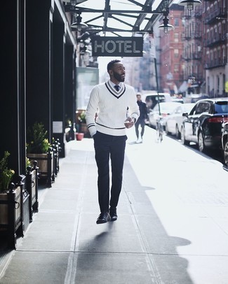 Krawatte kombinieren – 500+ Smart-Casual Herren Outfits warm Wetter: Kombinieren Sie einen weißen Pullover mit einem V-Ausschnitt mit einer Krawatte für einen stilvollen, eleganten Look. Fühlen Sie sich ideenreich? Vervollständigen Sie Ihr Outfit mit schwarzen Leder niedrigen Sneakers.
