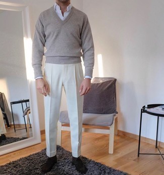 Pullover mit einem V-Ausschnitt kombinieren – 822+ Herren Outfits: Paaren Sie einen Pullover mit einem V-Ausschnitt mit einer weißen Anzughose für eine klassischen und verfeinerte Silhouette. Vervollständigen Sie Ihr Look mit dunkelbraunen Wildleder Slippern.