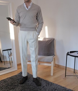 Beige Pullover mit einem V-Ausschnitt kombinieren – 104 Herren Outfits: Tragen Sie einen beige Pullover mit einem V-Ausschnitt und eine weiße Anzughose für einen stilvollen, eleganten Look. Dunkelbraune Wildleder Slipper fügen sich nahtlos in einer Vielzahl von Outfits ein.