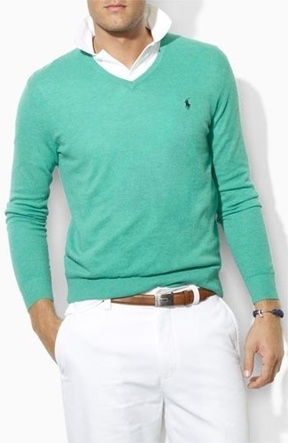 Welche Businesshemden mit grünen Pullovers mit einem V-Ausschnitt zu tragen – 3 Herren Outfits: Kombinieren Sie einen grünen Pullover mit einem V-Ausschnitt mit einem Businesshemd für Drinks nach der Arbeit.