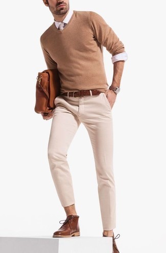 30 Jährige: Wie beige Pullover mit einem V-Ausschnitt mit beige Chinohose zu kombinieren – 8 Herren Outfits: Kombinieren Sie einen beige Pullover mit einem V-Ausschnitt mit einer beige Chinohose, um mühelos alles zu meistern, was auch immer der Tag bringen mag. Braune Chukka-Stiefel aus Leder sind eine gute Wahl, um dieses Outfit zu vervollständigen.