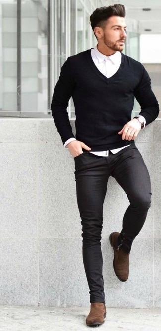Braune Chelsea Boots aus Wildleder kombinieren – 500+ Herren Outfits: Kombinieren Sie einen schwarzen Pullover mit einem V-Ausschnitt mit schwarzen engen Jeans, um einen lockeren, aber dennoch stylischen Look zu erhalten. Vervollständigen Sie Ihr Outfit mit braunen Chelsea Boots aus Wildleder, um Ihr Modebewusstsein zu zeigen.