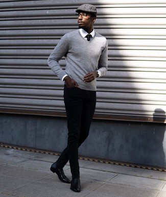 grauer Pullover mit einem V-Ausschnitt, weißes Businesshemd, schwarze enge Jeans, schwarze Chelsea Boots aus Leder für Herren