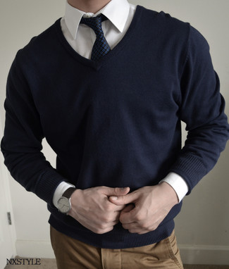 30 Jährige: Welche Pullover mit einem V-Ausschnitt mit weißen Businesshemdes zu tragen – 121 Herren Outfits: Vereinigen Sie einen Pullover mit einem V-Ausschnitt mit einem weißen Businesshemd für einen für die Arbeit geeigneten Look.