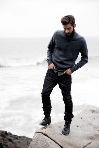 Grauen Pullover mit einem V-Ausschnitt kombinieren – 154 Herren Outfits: Kombinieren Sie einen grauen Pullover mit einem V-Ausschnitt mit schwarzen Jeans für einen bequemen Alltags-Look. Eine schwarze Lederfreizeitstiefel sind eine einfache Möglichkeit, Ihren Look aufzuwerten.