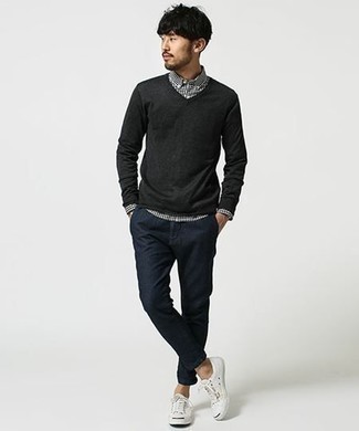 Dunkelgrauen Pullover mit einem V-Ausschnitt kombinieren – 154 Herren Outfits: Entscheiden Sie sich für einen dunkelgrauen Pullover mit einem V-Ausschnitt und eine dunkelblaue Chinohose für ein großartiges Wochenend-Outfit. Suchen Sie nach leichtem Schuhwerk? Vervollständigen Sie Ihr Outfit mit weißen Segeltuch niedrigen Sneakers für den Tag.