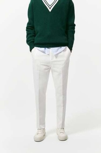 Dunkelgrünen Pullover mit einem V-Ausschnitt kombinieren – 35 Herren Outfits warm Wetter: Tragen Sie einen dunkelgrünen Pullover mit einem V-Ausschnitt und eine weiße Chinohose für einen bequemen Alltags-Look. Fühlen Sie sich ideenreich? Vervollständigen Sie Ihr Outfit mit weißen Segeltuch niedrigen Sneakers.