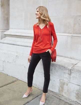 Weiße Pumps kombinieren – 349 Damen Outfits: Ein roter Pullover mit einem V-Ausschnitt und eine schwarze enge Hose sind wunderbar geeignet, um ein aufregenden, lässiges Outfit zu kreieren. Ergänzen Sie Ihr Look mit weißen Pumps.
