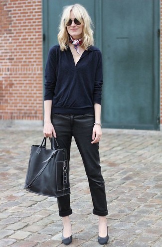 schwarzer Pullover mit einem V-Ausschnitt, schwarze Leder enge Jeans, schwarze Leder Pumps, schwarze Shopper Tasche aus Leder für Damen