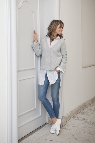 grauer Pullover mit einem V-Ausschnitt von Antonia Zander