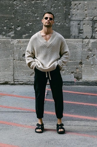 grauer Pullover mit einem V-Ausschnitt von Hilfiger Denim