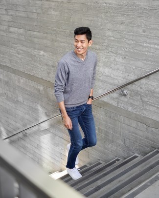 Grauen Pullover mit einem V-Ausschnitt kombinieren – 154 Herren Outfits: Kombinieren Sie einen grauen Pullover mit einem V-Ausschnitt mit dunkelblauen Jeans, um mühelos alles zu meistern, was auch immer der Tag bringen mag. Vervollständigen Sie Ihr Look mit weißen Segeltuch niedrigen Sneakers.