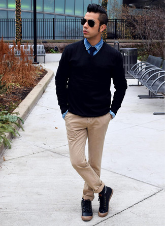 schwarzer Pullover mit einem V-Ausschnitt, blaues Jeanshemd, beige Chinohose, schwarze hohe Sneakers aus Leder für Herren