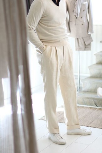 weißer Pullover mit einem V-Ausschnitt, schwarzes Kurzarmhemd, weiße Leinen Anzughose, weiße Leder niedrige Sneakers für Herren