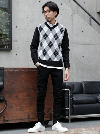 schwarzer Pullover mit einem V-Ausschnitt mit Argyle-Muster von Gucci