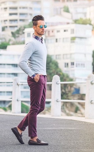 Grauen Pullover mit einem V-Ausschnitt kombinieren – 154 Herren Outfits: Kombinieren Sie einen grauen Pullover mit einem V-Ausschnitt mit einer lila Chinohose, um mühelos alles zu meistern, was auch immer der Tag bringen mag. Entscheiden Sie sich für dunkelbraunen Leder Slipper, um Ihr Modebewusstsein zu zeigen.