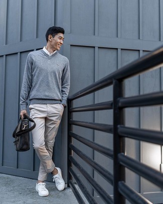 grauer Pullover mit einem V-Ausschnitt, weißes Langarmhemd, graue Chinohose, weiße Segeltuch niedrige Sneakers für Herren