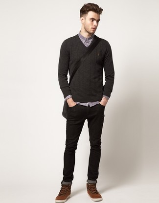 dunkelgrauer Pullover mit einem V-Ausschnitt, graues Chambray Langarmhemd, schwarze enge Jeans, braune Wildlederfreizeitstiefel für Herren