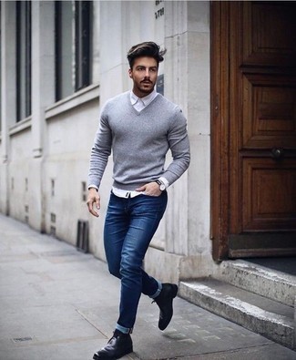 Grauen Pullover mit einem V-Ausschnitt kombinieren – 154 Herren Outfits: Vereinigen Sie einen grauen Pullover mit einem V-Ausschnitt mit dunkelblauen Jeans, um einen lockeren, aber dennoch stylischen Look zu erhalten. Komplettieren Sie Ihr Outfit mit schwarzen Chukka-Stiefeln aus Leder.