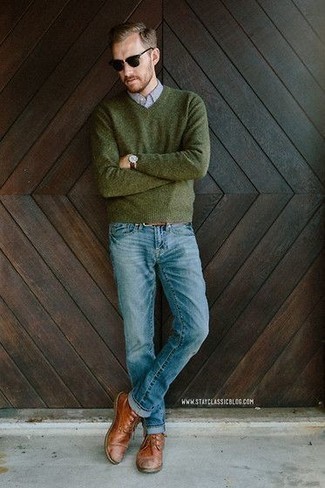Dunkelgrünen Pullover mit einem V-Ausschnitt kombinieren – 41 Herren Outfits: Paaren Sie einen dunkelgrünen Pullover mit einem V-Ausschnitt mit hellblauen Jeans, um mühelos alles zu meistern, was auch immer der Tag bringen mag. Fühlen Sie sich ideenreich? Entscheiden Sie sich für eine rotbraune Lederfreizeitstiefel.