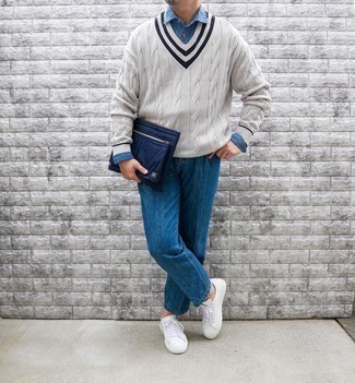 Dunkelblaue Segeltuch Clutch Handtasche kombinieren – 38 Herren Outfits: Für ein bequemes Couch-Outfit, kombinieren Sie einen grauen Pullover mit einem V-Ausschnitt mit einer dunkelblauen Segeltuch Clutch Handtasche. Machen Sie Ihr Outfit mit weißen Leder niedrigen Sneakers eleganter.