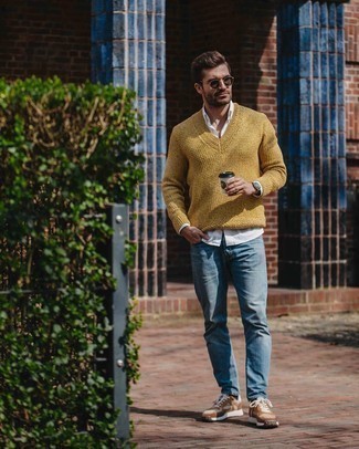 Beige Lederuhr kombinieren – 474 Herren Outfits: Entscheiden Sie sich für Komfort in einem beige Pullover mit einem V-Ausschnitt und einer beige Lederuhr. Ergänzen Sie Ihr Look mit beige Sportschuhen.