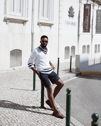 Braune Leder Derby Schuhe kombinieren – 500+ Smart-Casual Herren Outfits: Kombinieren Sie einen weißen Pullover mit einem V-Ausschnitt mit dunkelblauen Shorts, um einen lockeren, aber dennoch stylischen Look zu erhalten. Fühlen Sie sich mutig? Entscheiden Sie sich für braunen Leder Derby Schuhe.