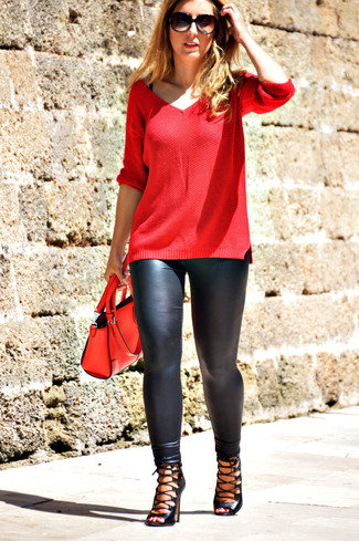 roter Pullover mit einem V-Ausschnitt, schwarze Lederleggings, schwarze Römersandalen aus Leder, rote Satchel-Tasche aus Leder für Damen