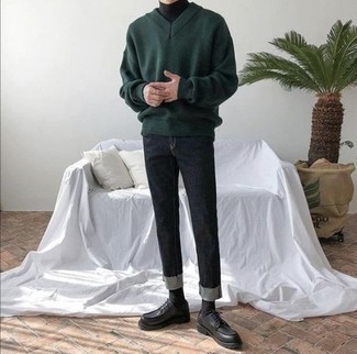 Schwarze Jeans kombinieren – 500+ Herren Outfits: Kombinieren Sie einen dunkelgrünen Pullover mit einem V-Ausschnitt mit schwarzen Jeans für einen bequemen Alltags-Look. Schwarze klobige Leder Derby Schuhe putzen umgehend selbst den bequemsten Look heraus.