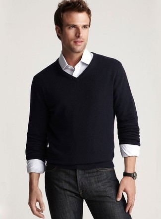 Schwarzen Pullover mit einem V-Ausschnitt kombinieren – 90 Herren Outfits: Kombinieren Sie einen schwarzen Pullover mit einem V-Ausschnitt mit schwarzen engen Jeans für ein Alltagsoutfit, das Charakter und Persönlichkeit ausstrahlt.