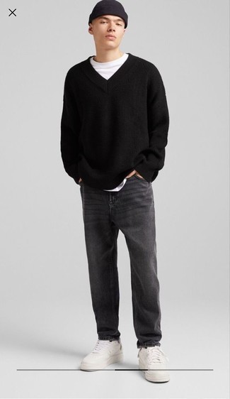 schwarzer Pullover mit einem V-Ausschnitt, weißes T-Shirt mit einem Rundhalsausschnitt, dunkelgraue Jeans, weiße Leder niedrige Sneakers für Herren