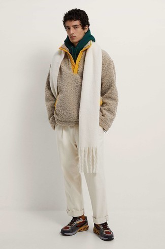 Weißen Schal kombinieren – 27 Casual Herren Outfits: Für ein bequemes Couch-Outfit, erwägen Sie das Tragen von einem dunkelgrünen Pullover mit einem Kapuze und einem weißen Schal. Putzen Sie Ihr Outfit mit mehrfarbigen Sportschuhen.