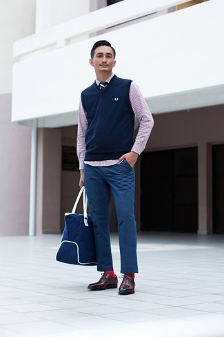 30 Jährige: Blaue Chinohose kombinieren – 500+ Herren Outfits: Erwägen Sie das Tragen von einem dunkelblauen Pullunder und einer blauen Chinohose, wenn Sie einen gepflegten und stylischen Look wollen. Entscheiden Sie sich für dunkelroten Leder Oxford Schuhe, um Ihr Modebewusstsein zu zeigen.