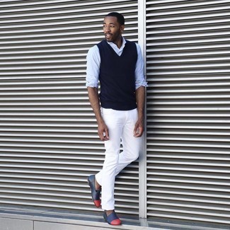 Blaue Business Schuhe kombinieren – 117 Smart-Casual Frühling Herren Outfits: Entscheiden Sie sich für einen dunkelblauen Pullunder und weißen Jeans für Ihren Bürojob. Blaue Business Schuhe bringen Eleganz zu einem ansonsten schlichten Look. Schon haben wir ein super Look im Frühling.