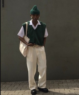 Stiefel kombinieren – 500+ Herren Outfits: Kombinieren Sie einen dunkelgrünen Pullunder mit einer hellbeige Chinohose für einen für die Arbeit geeigneten Look. Vervollständigen Sie Ihr Look mit Stiefeln.